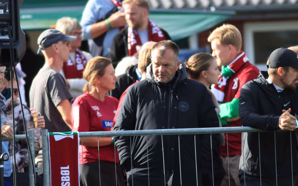 Fodboldfest på Oksbøl Stadion med glade fans og stor frivillig indsats