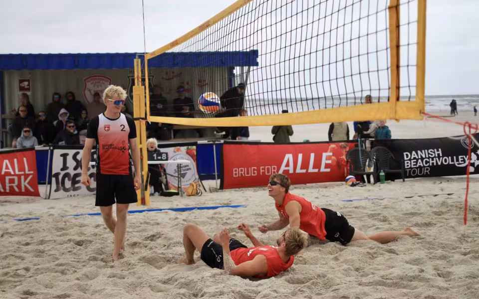 Vestenvinden udfordrer beachvolley-eliten