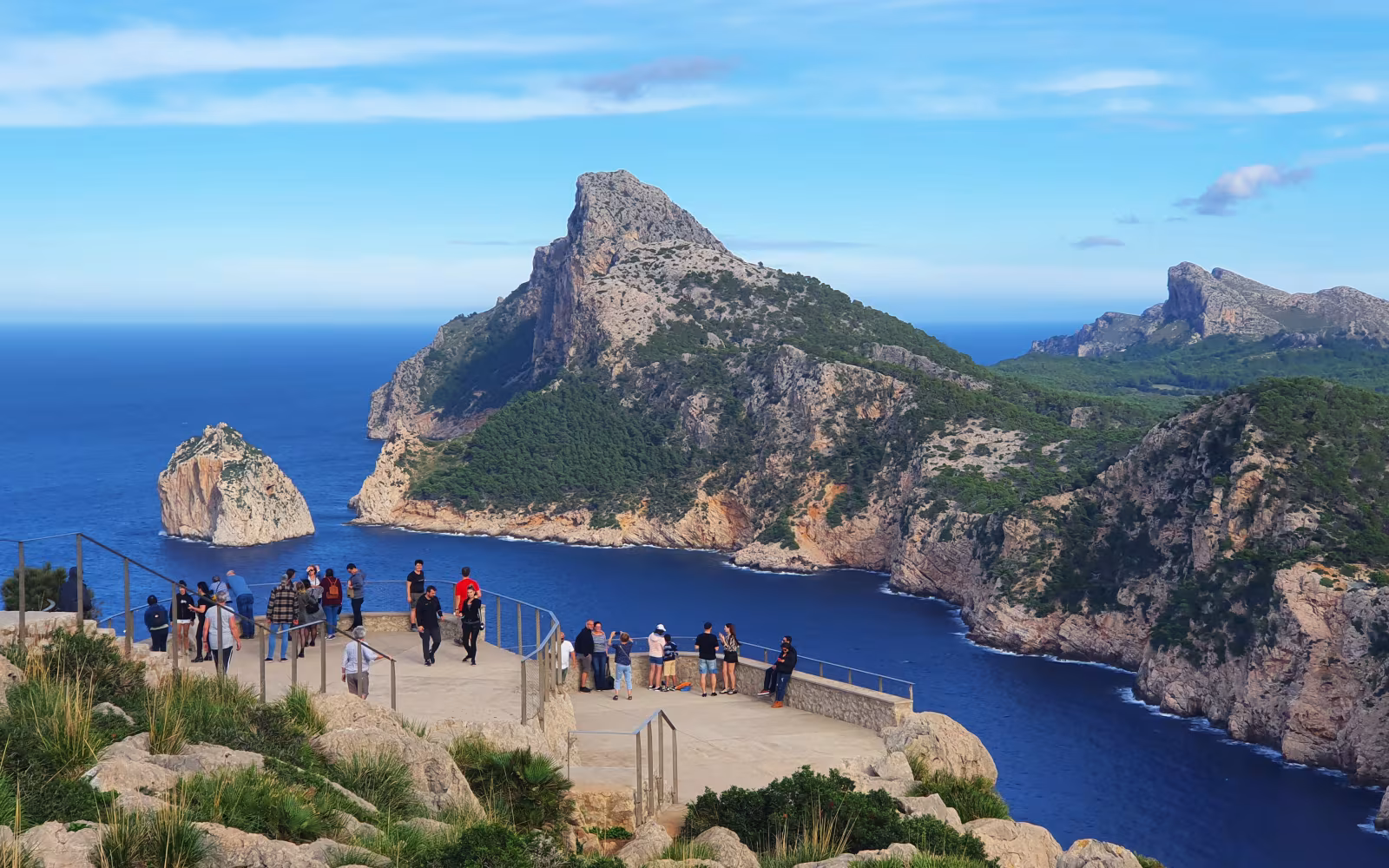 Udsigtsplatform ved Mirador Es Colomer med turister, klipper og blåt hav