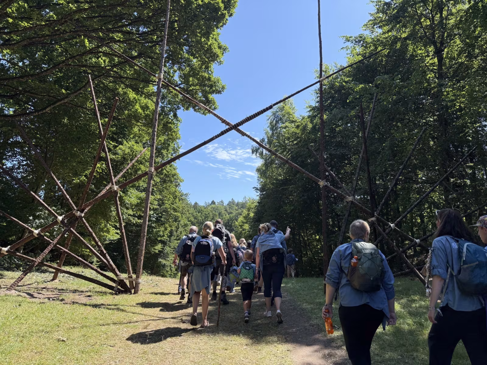 FDF Ansager er på vej gennem skoven på Sletten ved Silkeborg, hvor landslejrens eventyr er begyndt.