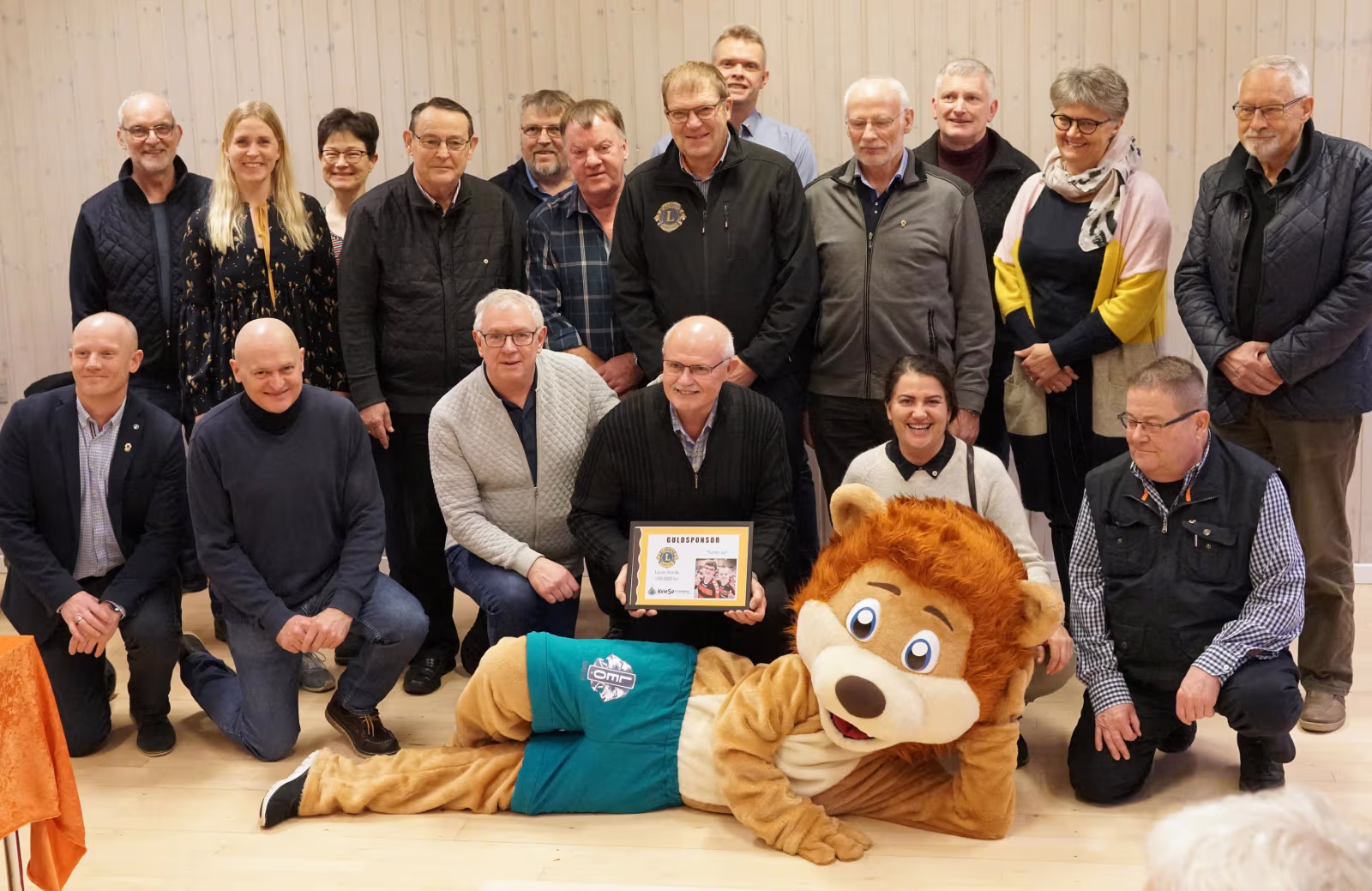 Fælles billede af Lions Club Varde på besøg på Kvie Sø Efterskole og skolens bestyrelse