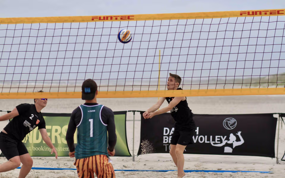Vestenvinden udfordrer beachvolley-eliten