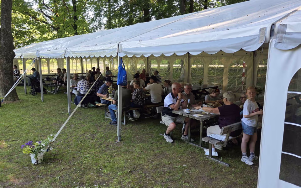 Filmklip og billeder fra Midsommerfest i Tistrup Anlæg
