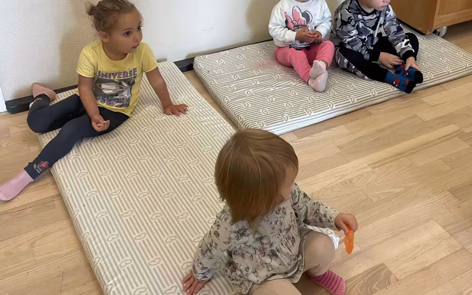 UllaBulla og dukken Bullabaj tryllebandt børnene med sang, dans og sjove påfund i dagplejens legestue