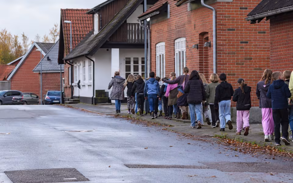 Gamle jeans danser videre på en gavl i Ansager