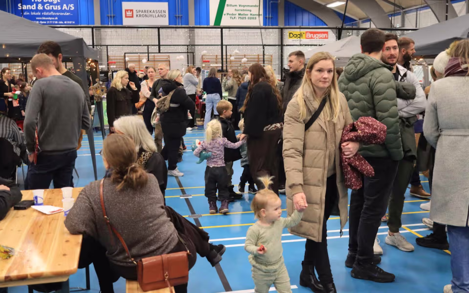 Julemarked samlede Billum i hallen