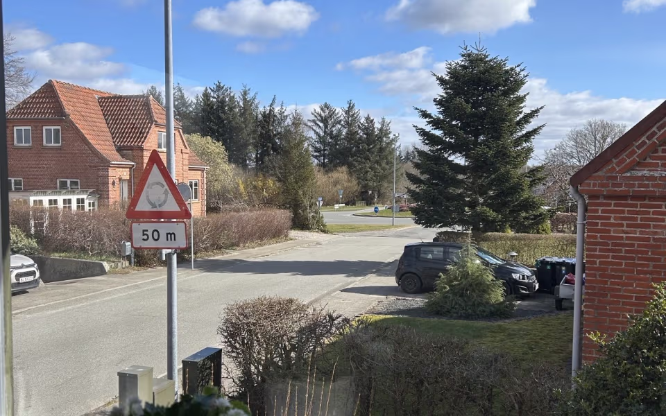 Villaen på Skolegade 10 i Ansager er sat til salg. Huset på 104 m² har have, to stuer, tre værelser og en tør kælder med højt til loft.