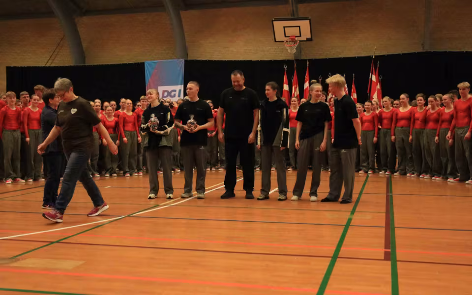 Farverig opvisning lyser Sportspark op