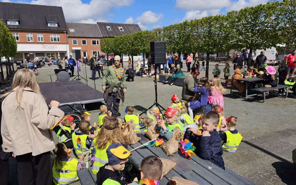 Tistrup Screaming Karneval. Billeder fra Børnehave, Plejehjem og Torvet.