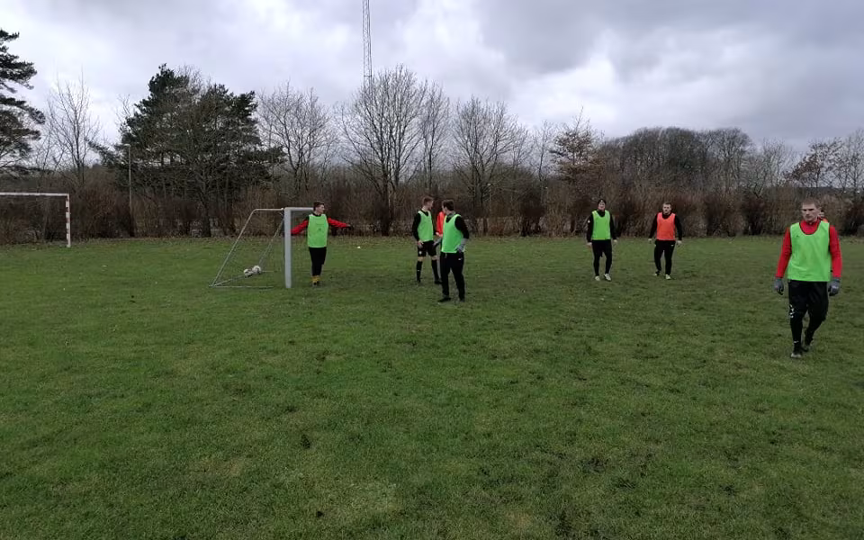 Fodbolden ruller igen