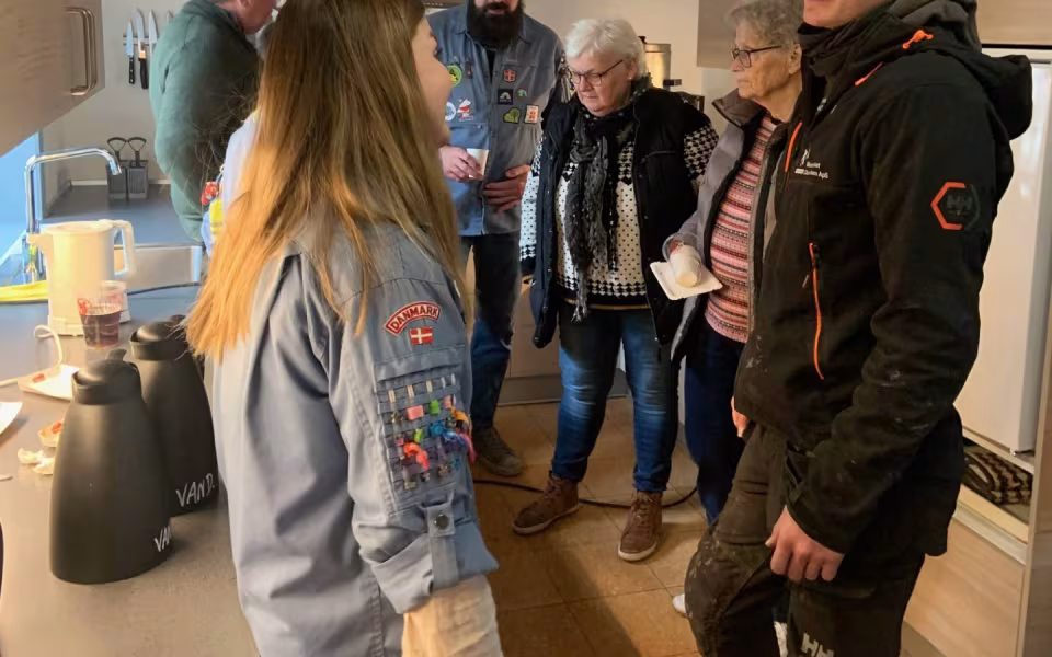 Lokalsamfundet samles til fejring af FDF Ansagers nye faciliteter med smil, fadøl og kage under åbent hus arrangementet