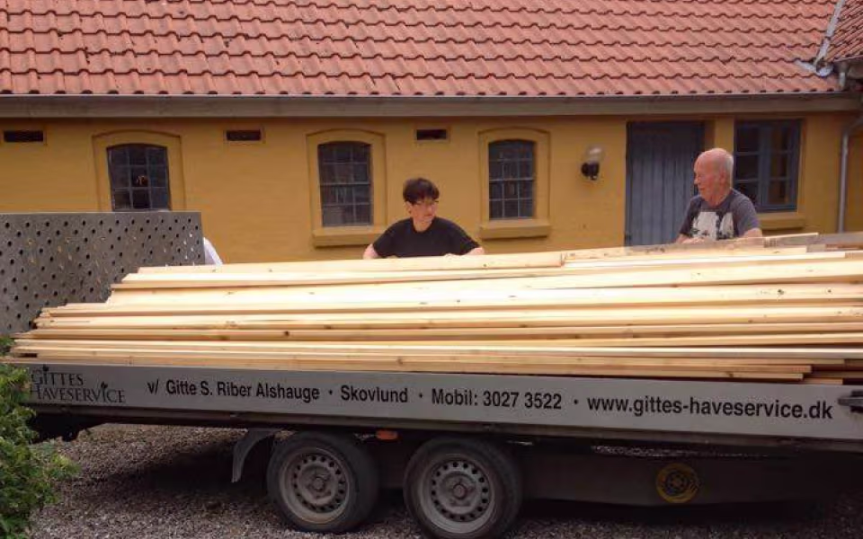Frivilligt arbejde på rideklubben med kreativ genbrug af materialer