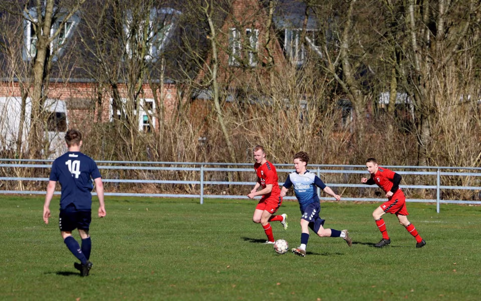 Fodbold Serie 3 herre Ølgod vandt hjemme 4-3 over HTS - Se billeder fra kampen.