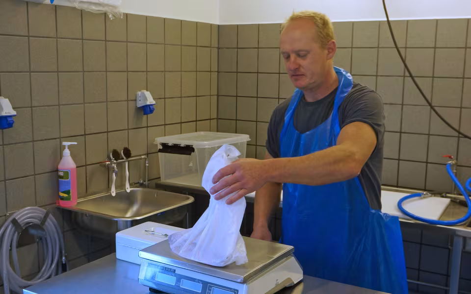 Peer Toft Larsen har åbnet fiskebutik i Ansager