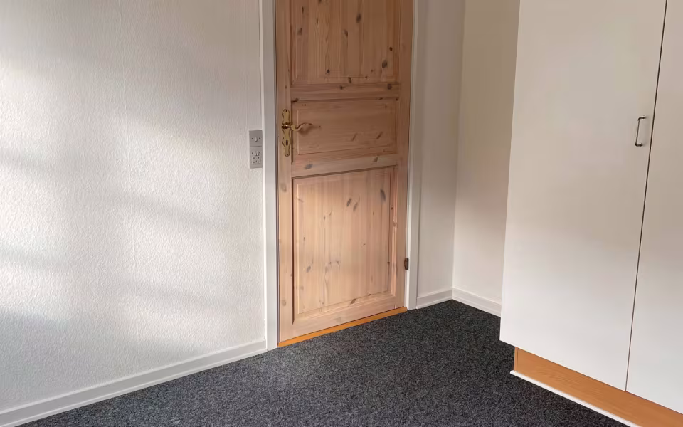 Lejligheden indeholder stue og køkken i et åbent rum