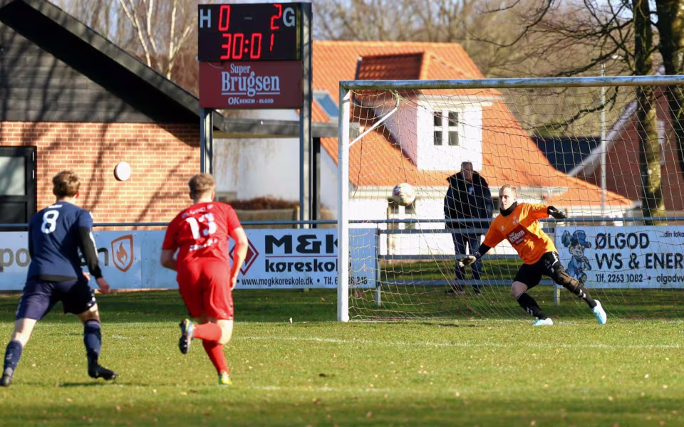 Fodbold Serie 3 herre Ølgod vandt hjemme 4-3 over HTS - Se billeder fra kampen.