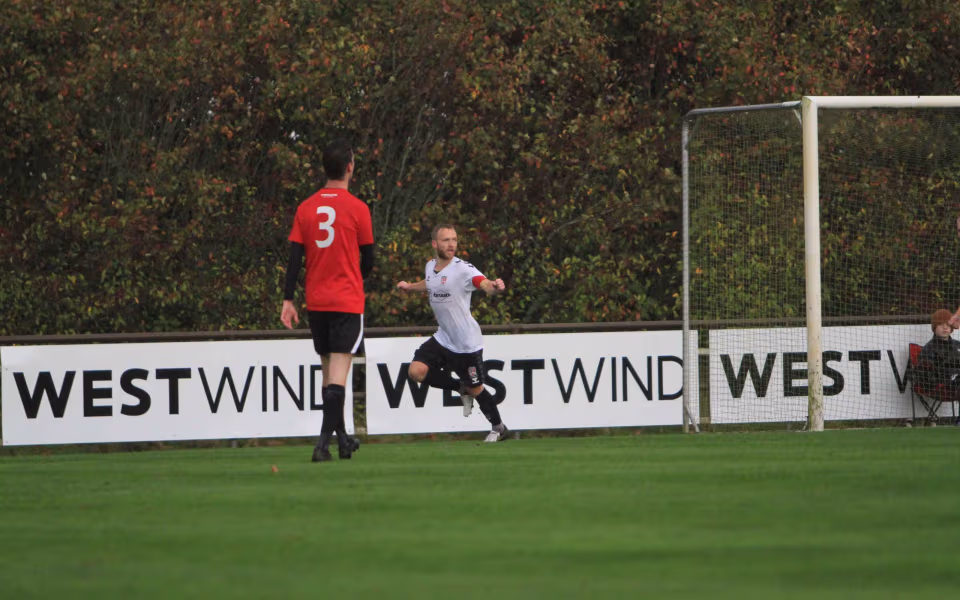 Varde redder point i overtiden
