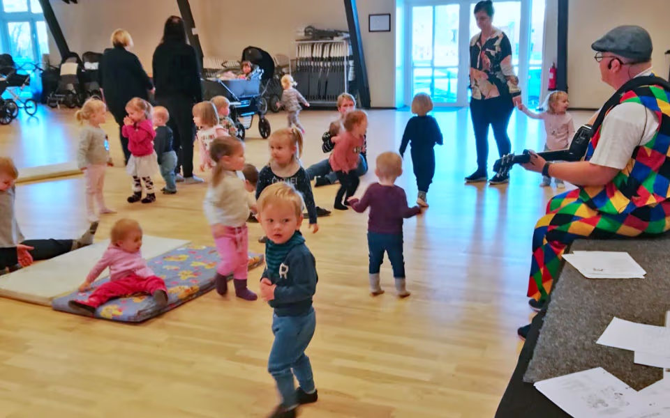Dagplejen sammen med Ballonklovnen i Skovlund kulturhus