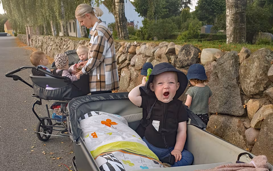 Børn fra Ansager dagpleje skaber et efterårsregn af birkeblade fra kirketræerne. Smil, latter og bare tæer dominerer i sanse-haven på denne dejlige sensommerdag