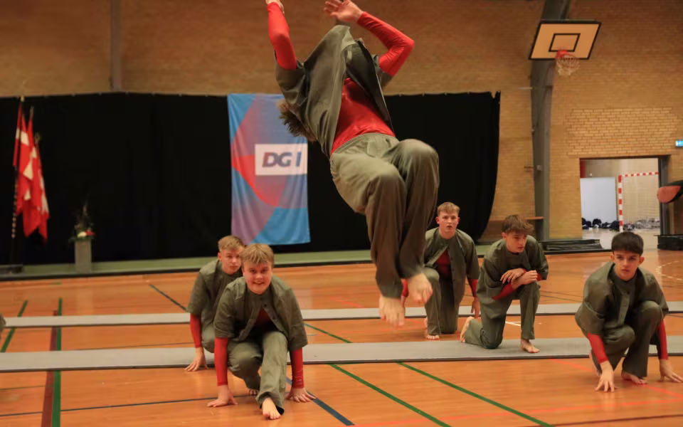 Farverig opvisning lyser Sportspark op