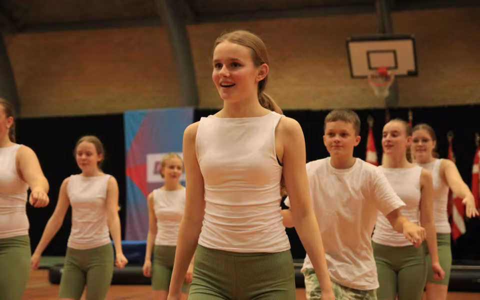 Farverig opvisning lyser Sportspark op