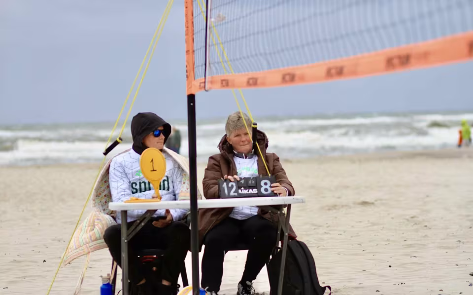 Vestenvinden udfordrer beachvolley-eliten