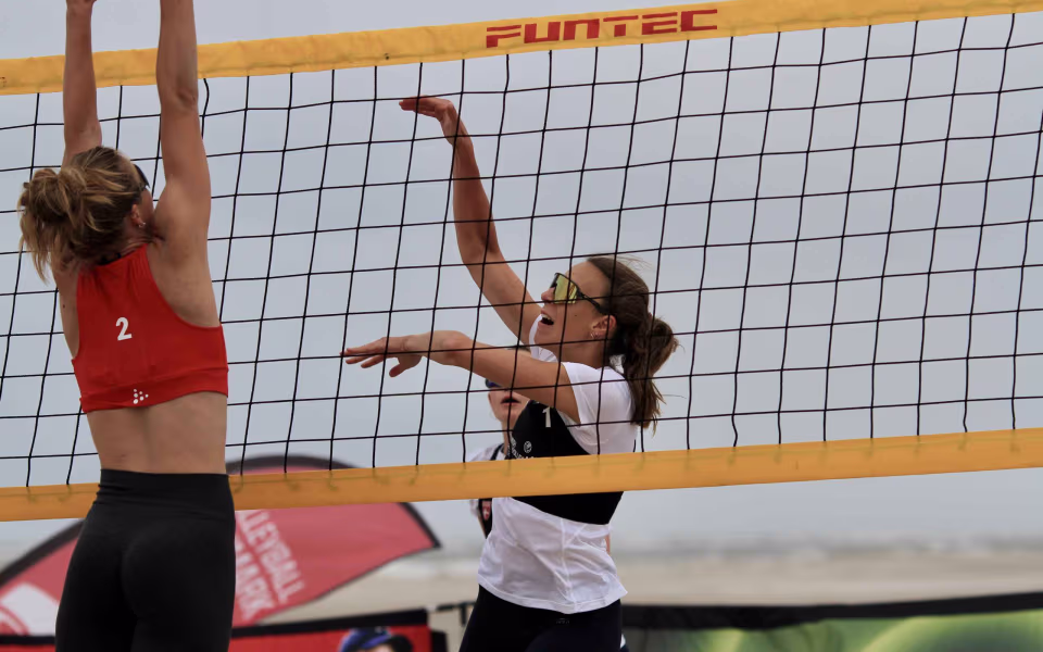 Vestenvinden udfordrer beachvolley-eliten