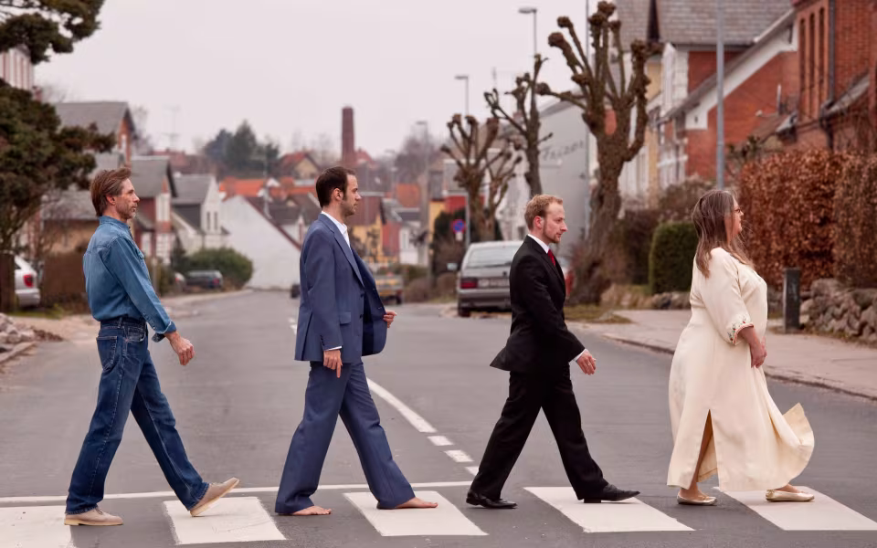 Med Beatles-inspireret fodgængerfelt indbyder Tina Kruse Andersen, Simon Mott Madsen, Bjørn Krog Thesbjerg og Tore Bjørn Larsen til koncert i Skovlund Kirke.