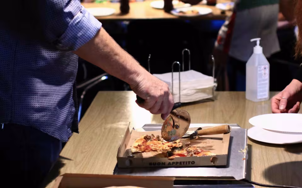Stor succes med Pizza og Fredagsfun