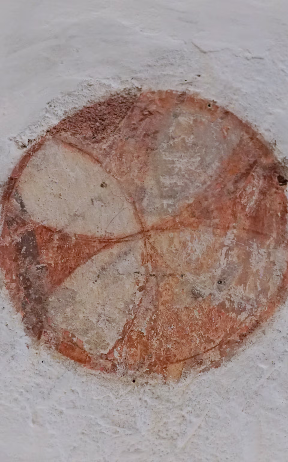 Kalkmaleri med rødlige figurer på hvid mur i Jelling kirke