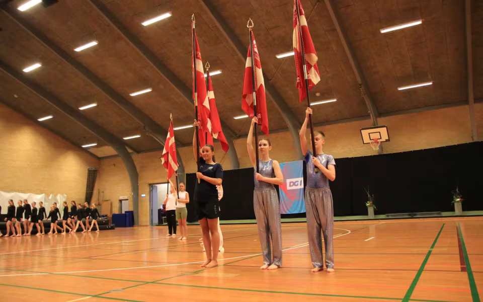 Farverig opvisning lyser Sportspark op