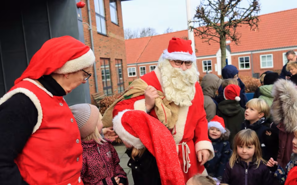 Væk Julemanden og tænd træet