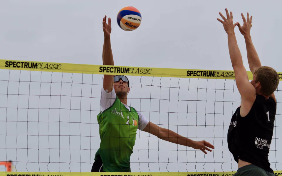 Vestenvinden udfordrer beachvolley-eliten