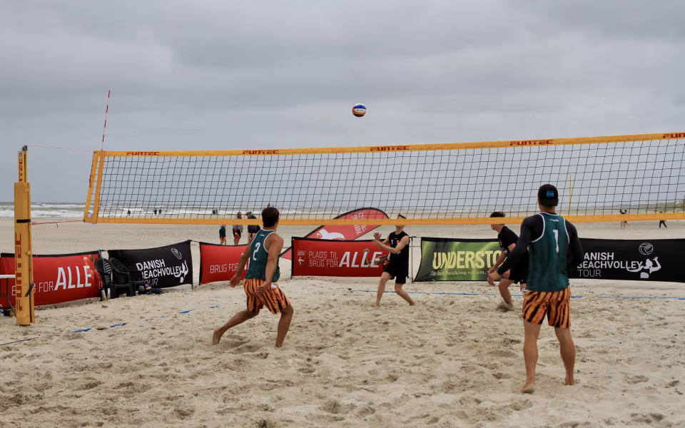 Vestenvinden udfordrer beachvolley-eliten