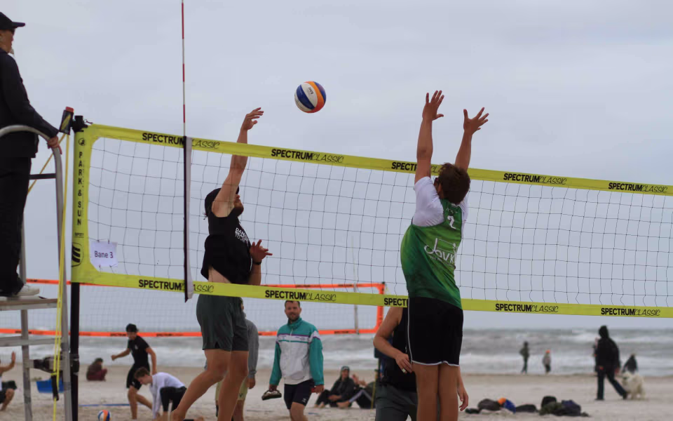 Vestenvinden udfordrer beachvolley-eliten