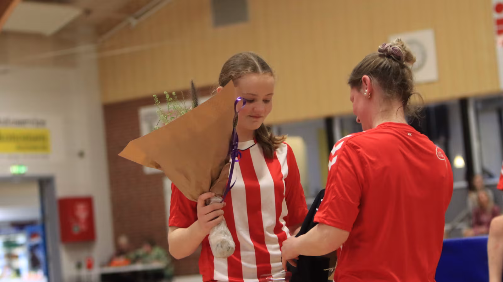 Betina Gregersen fra Gymnastik udvalget overrækker blomster til Årets Gubbe Mathilde Lauridsen