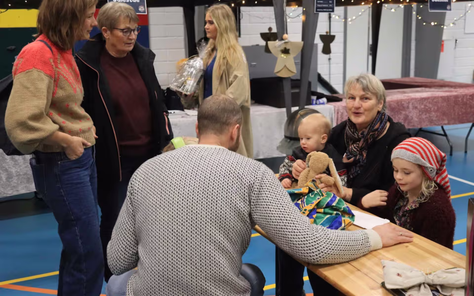 Julemarked samlede Billum i hallen
