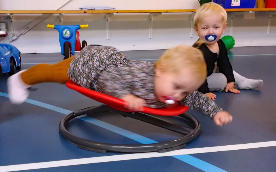 Fysio- og kropsterapeut, Kit Bak fra Ansager, er på besøg hos dagplejen, der i en periode har fokus på krop og bevægelse