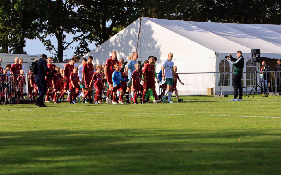 Fodboldfest på Oksbøl Stadion med glade fans og stor frivillig indsats