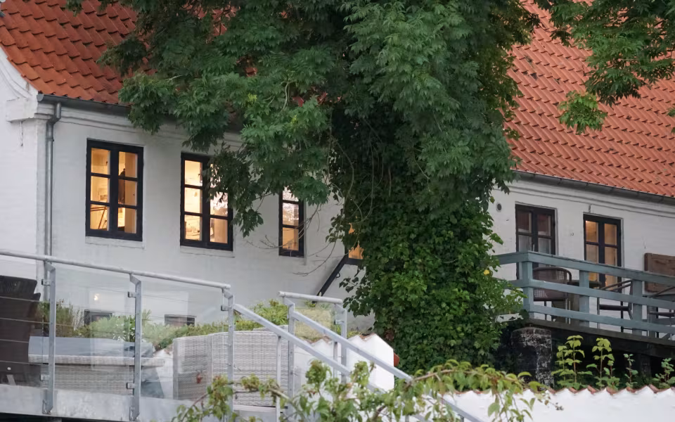 Lemvig Museums hvide facade med rødt tegltag og træer foran
