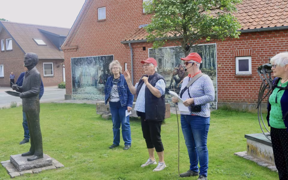 Seniorfest med rundtur og hyldestindslag