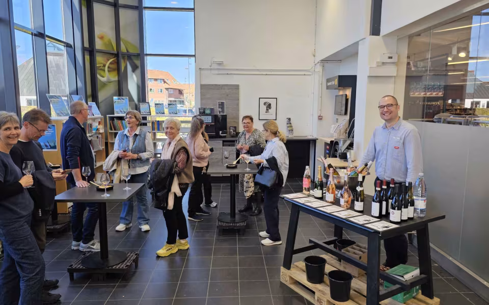 Ølgod Vinsmagning 2025, blev en uforglemmelig eftermiddag i midtbyen – Se billeder fra arrangementet.