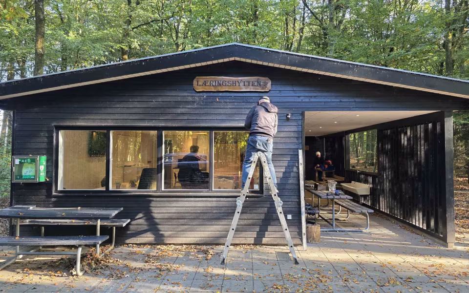 Solen skinnede fra en blå himmel, da 16 frivillige søndag den 4. oktober mødtes til arbejdsdag i Tistrup Anlæg.