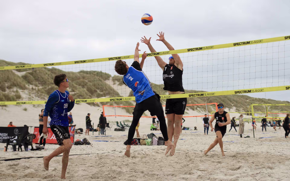 Vestenvinden udfordrer beachvolley-eliten