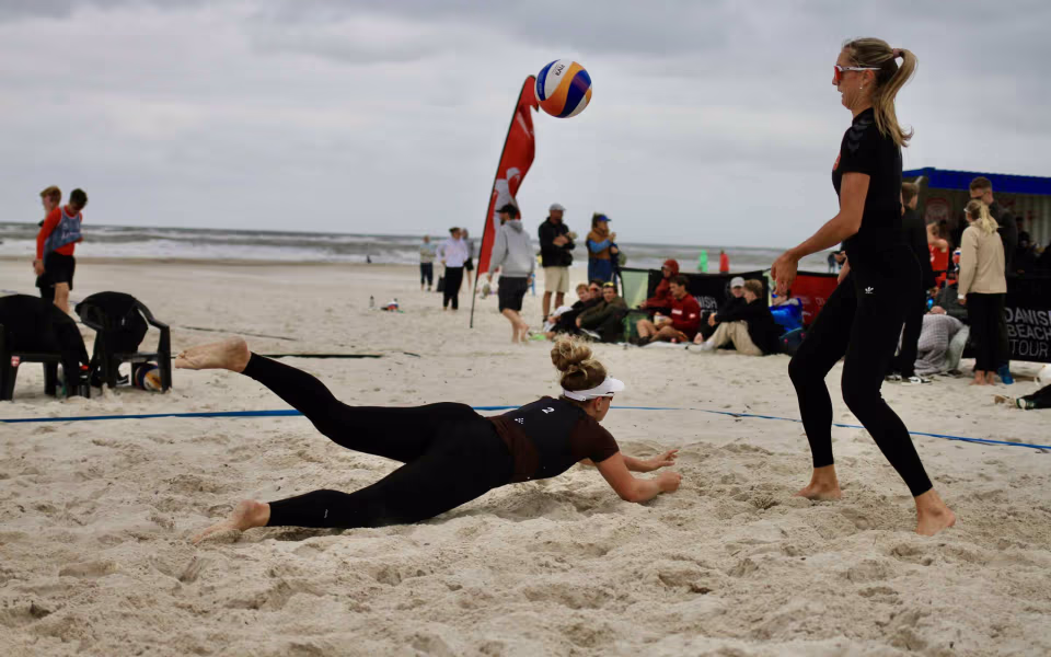 Vestenvinden udfordrer beachvolley-eliten