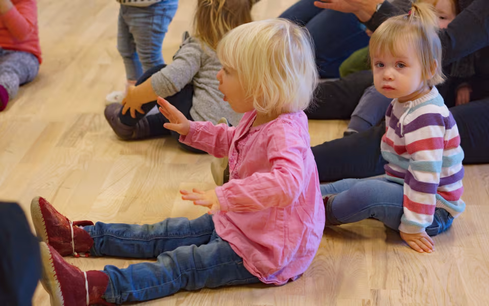 Musikalsk ballonmand besøger dagplejen