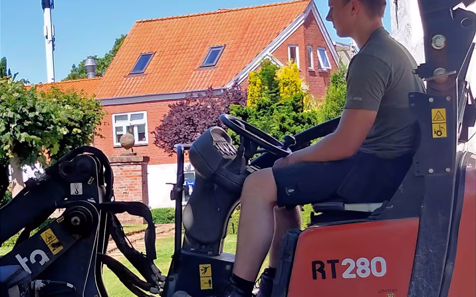 Aktivitet omkring kirken i Ansager for tiden