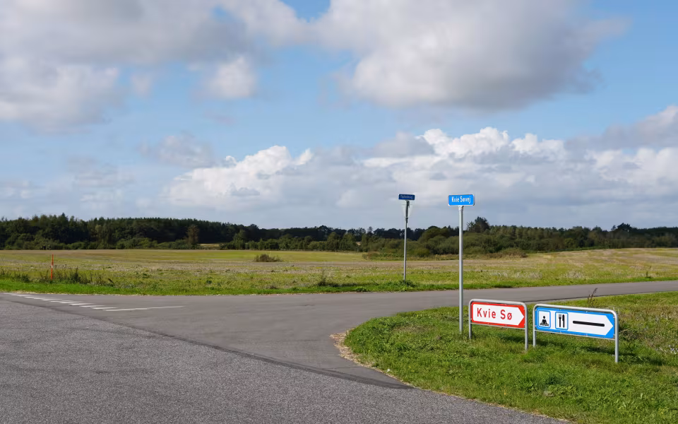 Per Olsen fandt lørdag en mortergranat med sin metaldetektor på marken mellem Tiphedevej og Kvie Søvej. En af bomberydderne viser granaten frem.
