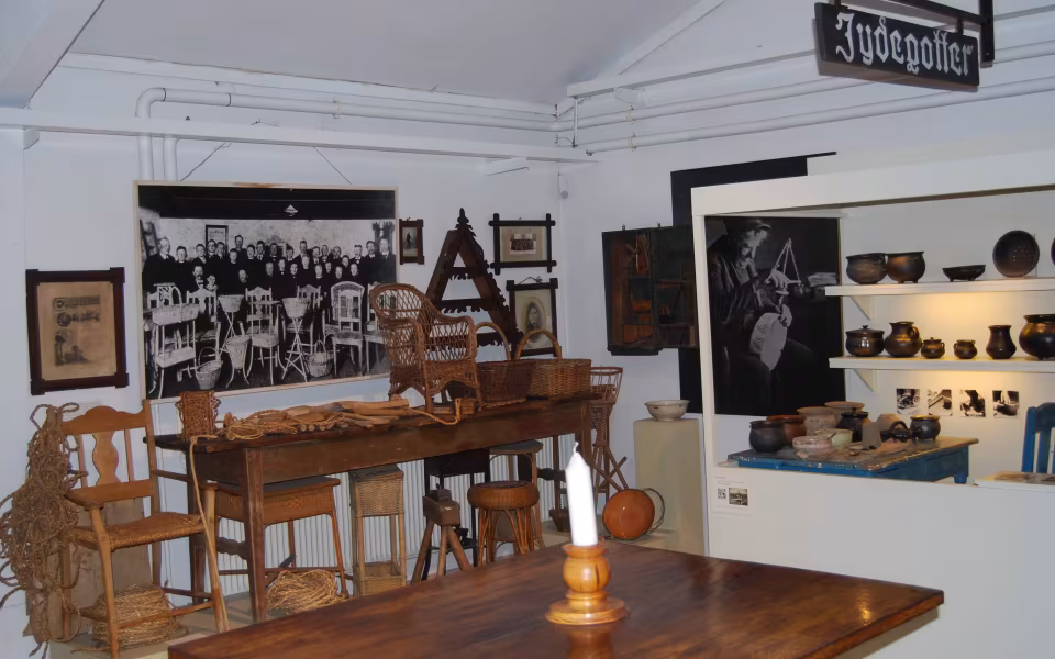 Vi får en rundvisning hvor guiden viser os museet samt fortæller om livet i gamle dage.