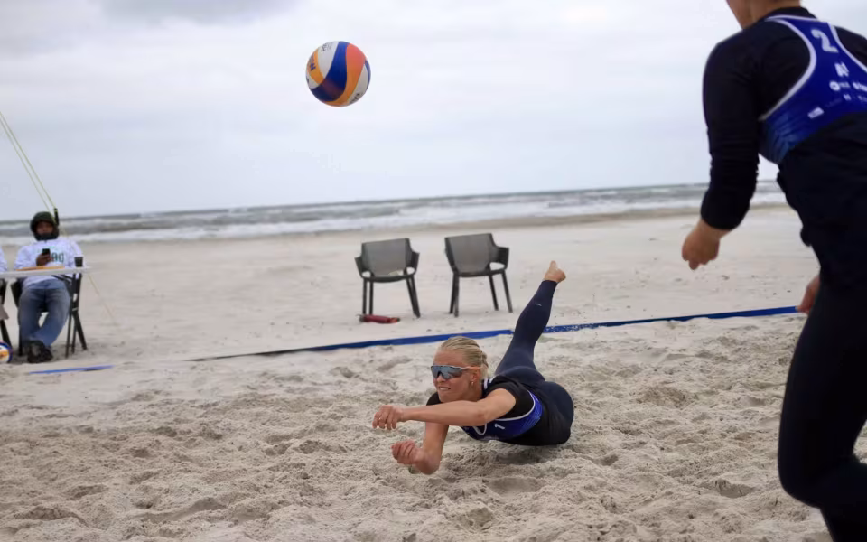 Vestenvinden udfordrer beachvolley-eliten